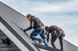 Plaatsing zonnepanelen op dak van kantine op zaterdag 2 oktober 2021 (10/23)